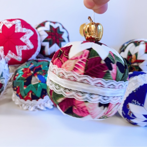 14 HANDMADE TEXTILE FOLDED Quilted HOLIDAY RIBBON CHRISTMAS ORNAMENT BALLS - Picture 6 of 9